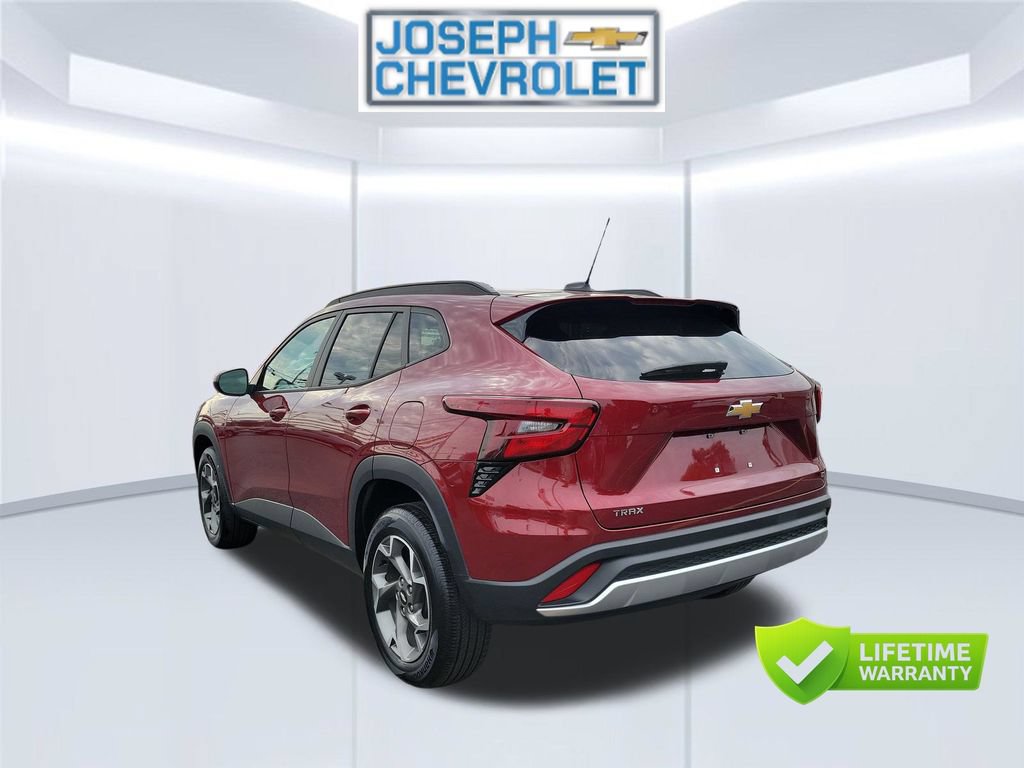 Used 2025 Chevrolet Trax LT FWD image 4