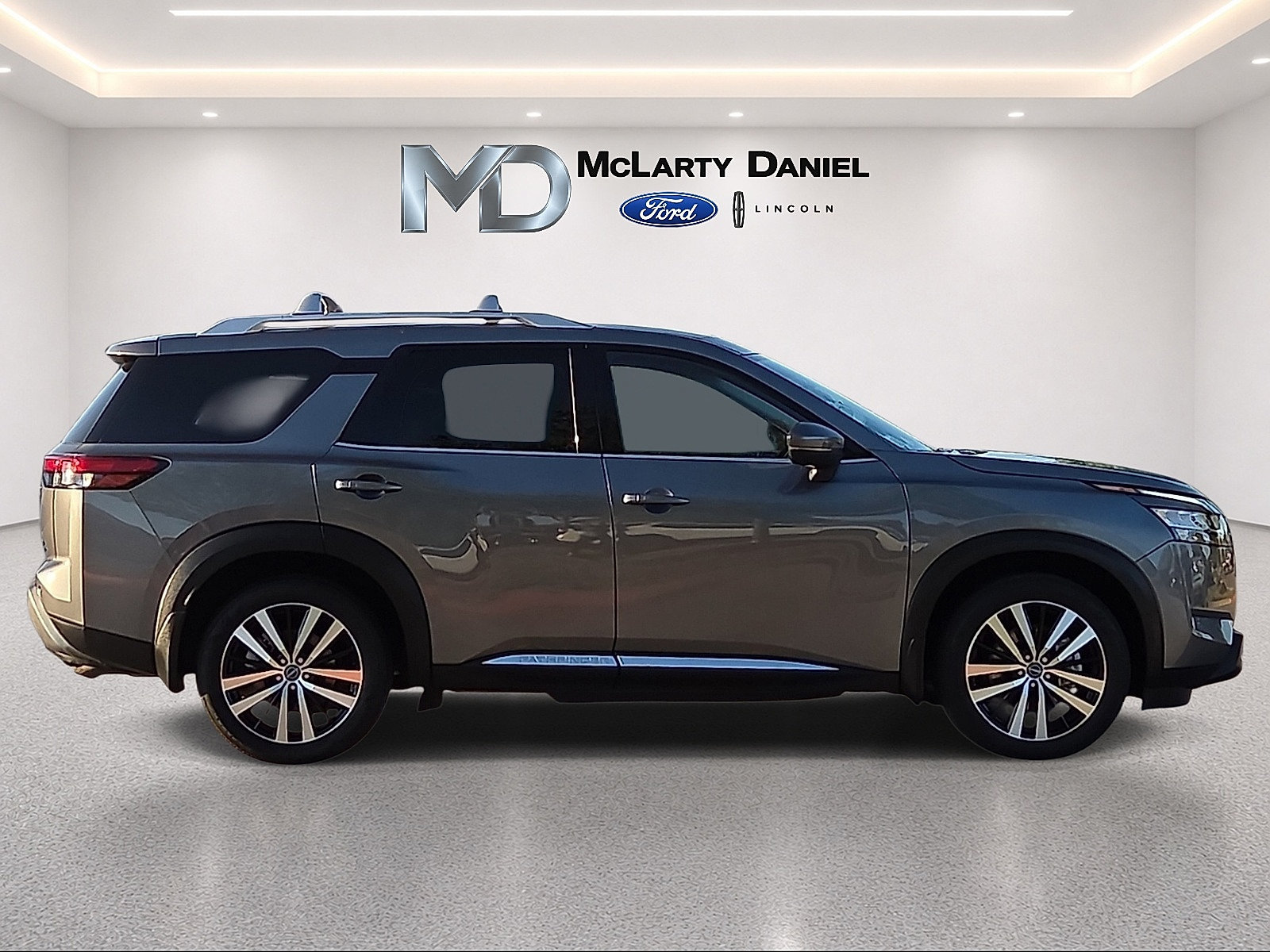 Used 2024 Nissan Pathfinder Platinum w/ Black Appearance Package AWD/4WD image 6