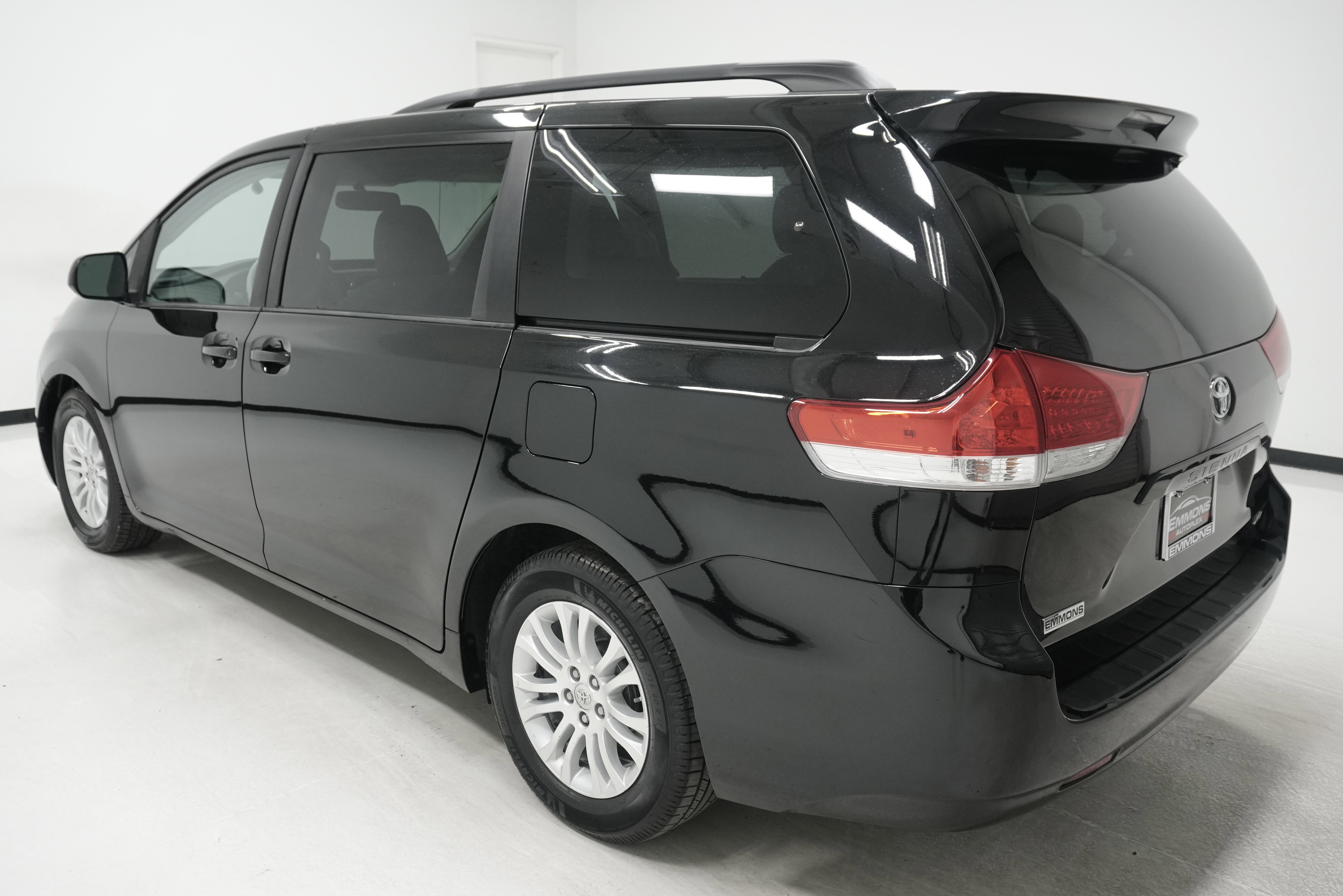 Used 2012 Toyota Sienna XLE w/ Entertainment Pkg FWD image 5