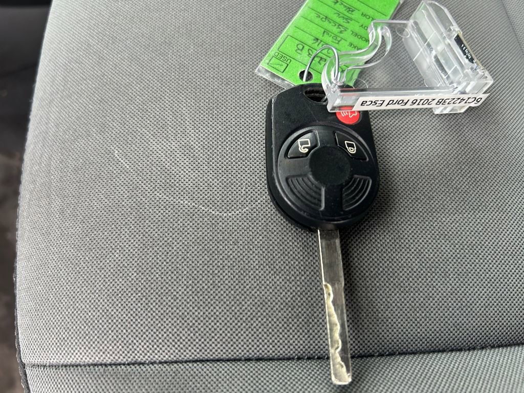 Used 2016 Ford Escape SE w/ Equipment Group 201A image 29