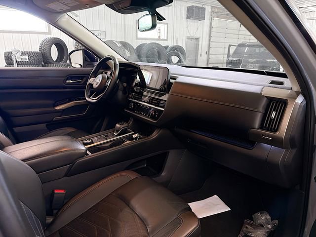 Used 2022 Nissan Pathfinder Platinum AWD/4WD image 12