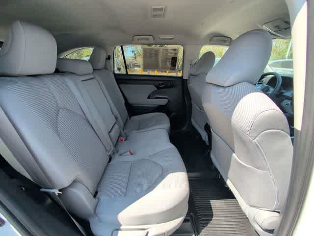 Used 2023 Toyota Highlander L image 17