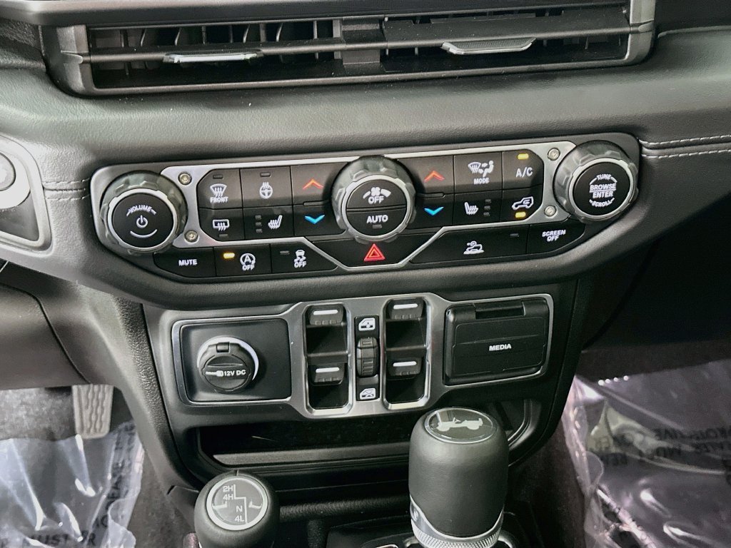 Used 2025 Jeep Wrangler Unlimited Sahara AWD/4WD image 15