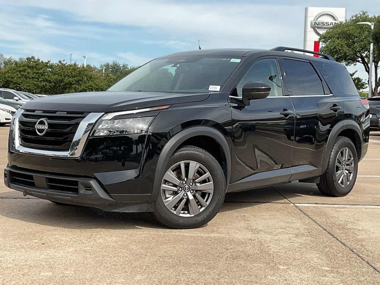 Used 2025 Nissan Pathfinder SV image 2