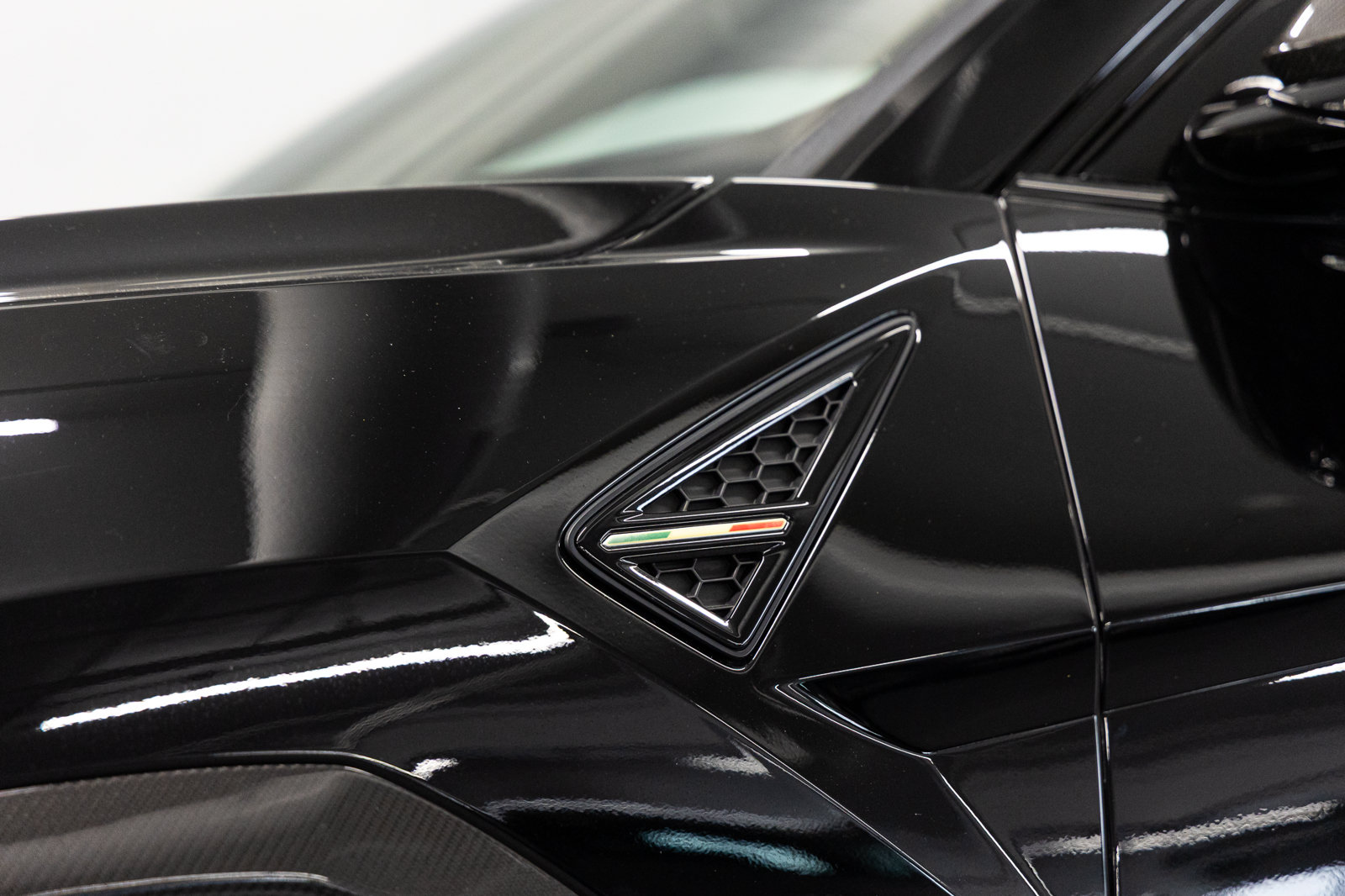 Used 2024 Lamborghini Urus Performante AWD/4WD image 24