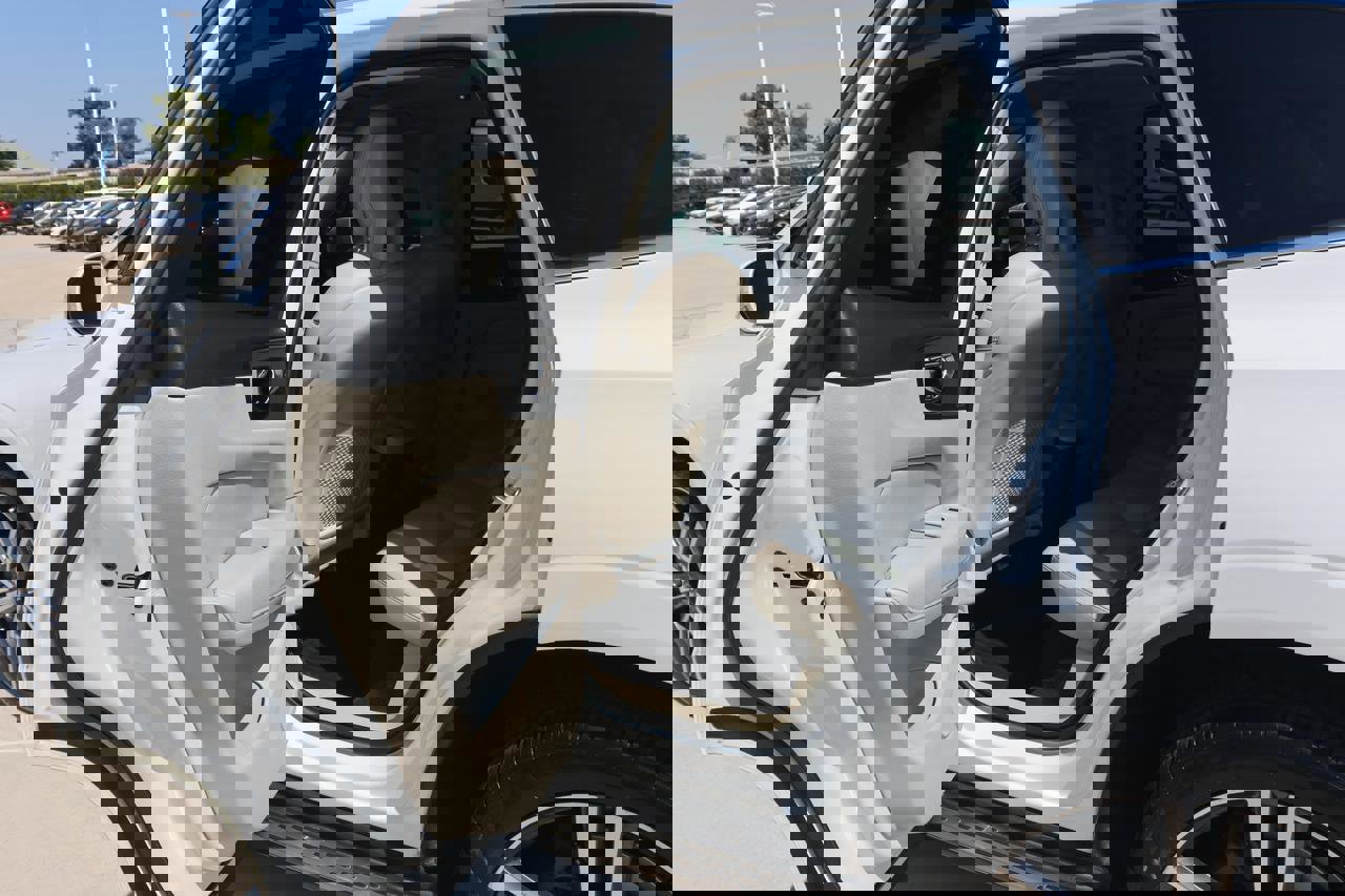 Used 2018 Volvo XC60 T6 Momentum w/ Convenience Package image 17