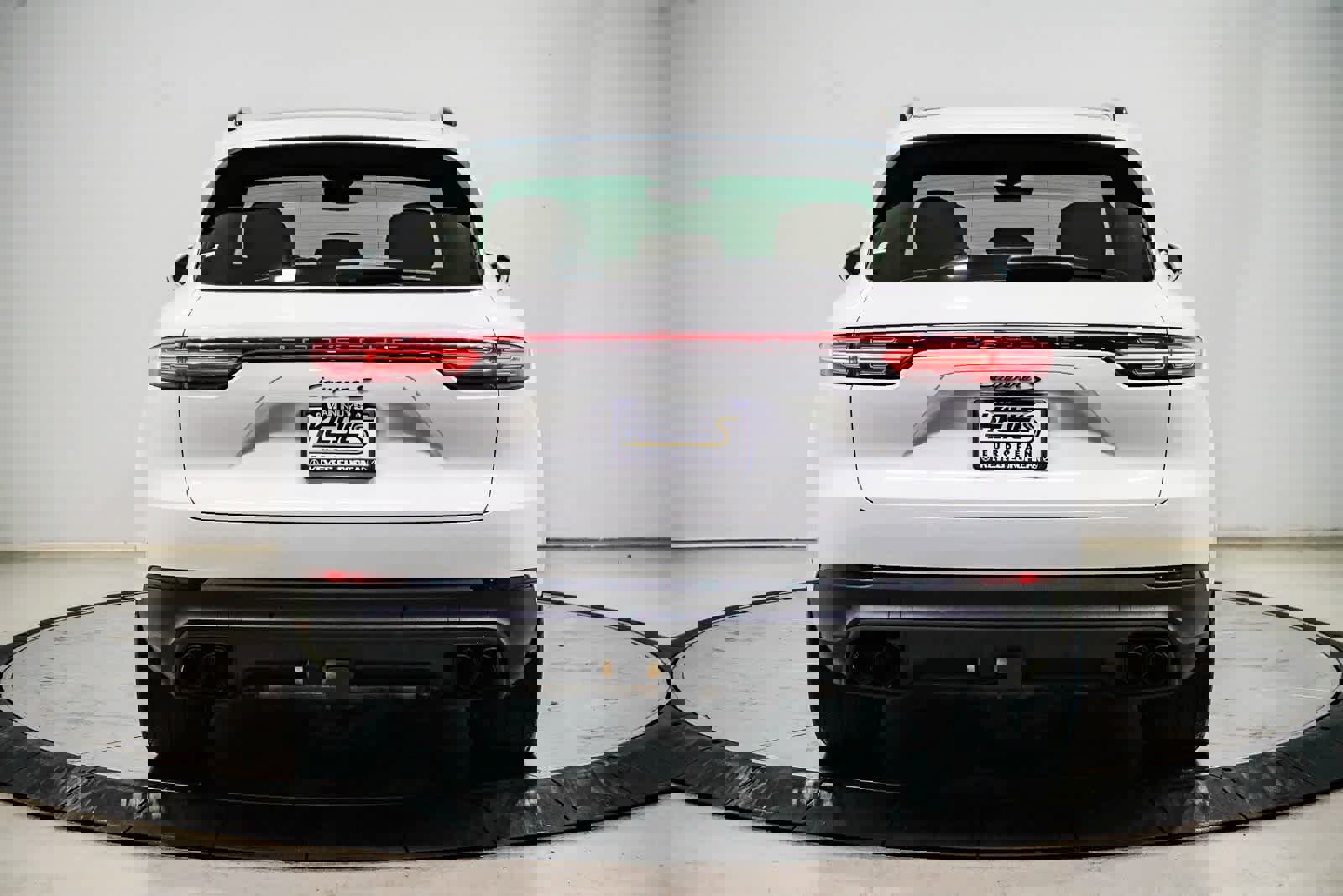 Used 2023 Porsche Cayenne S Platinum image 3