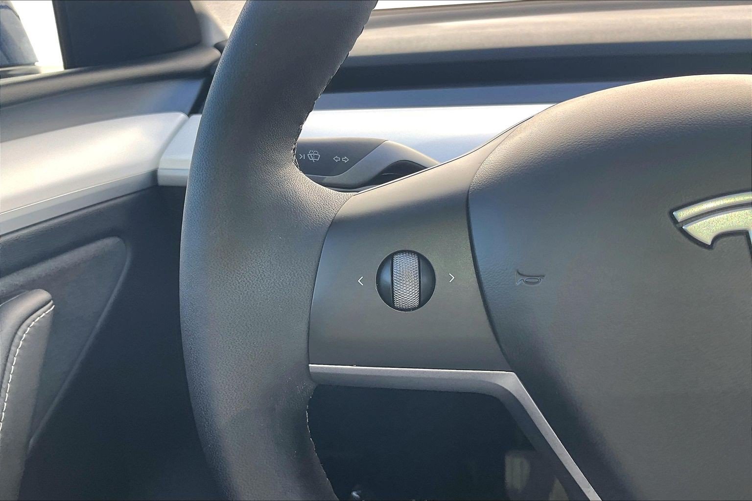 Used 2024 Tesla Model Y Long Range AWD/4WD image 23