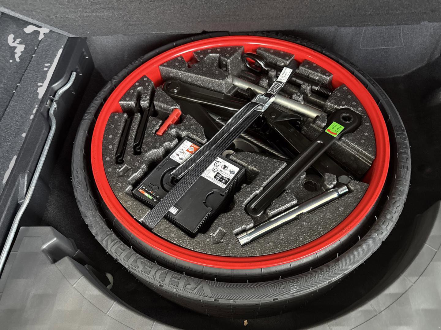 Used 2024 Porsche Cayenne image 16