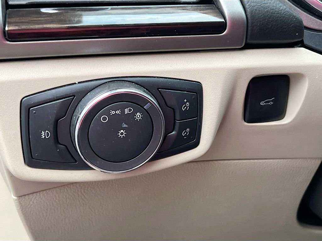 Used 2015 Ford Fusion SE w/ Equipment Group 202A image 8