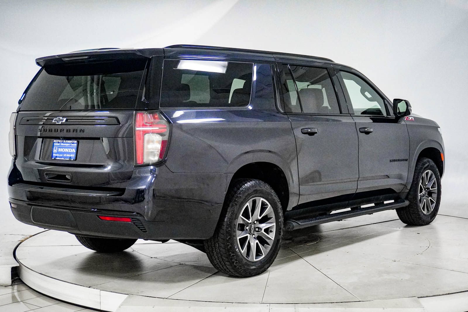 Used 2024 Chevrolet Suburban Z71 w/ Luxury Package AWD/4WD image 11