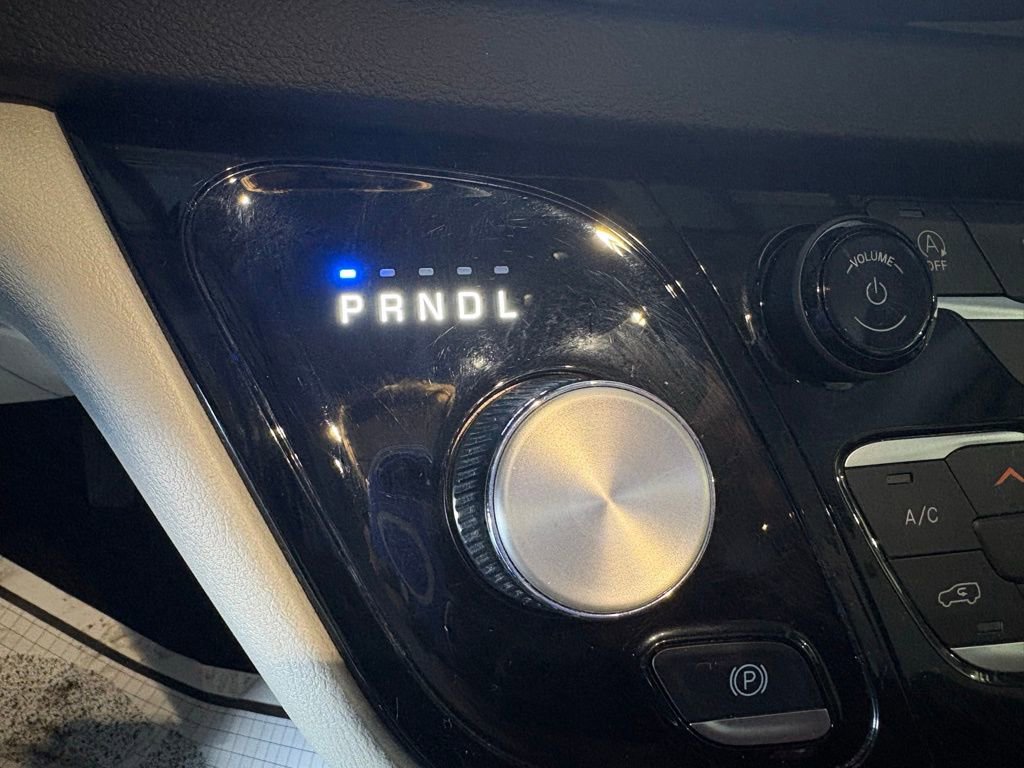 Used 2023 Chrysler Pacifica Touring-L image 30