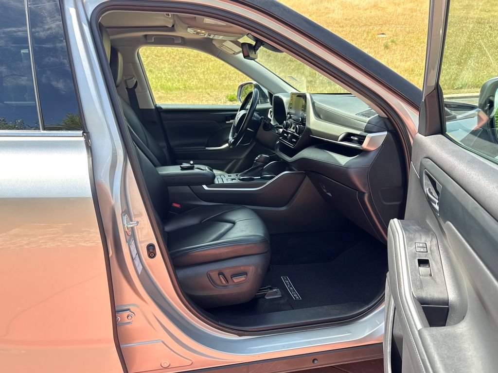 Used 2021 Toyota Highlander XLE AWD/4WD image 31