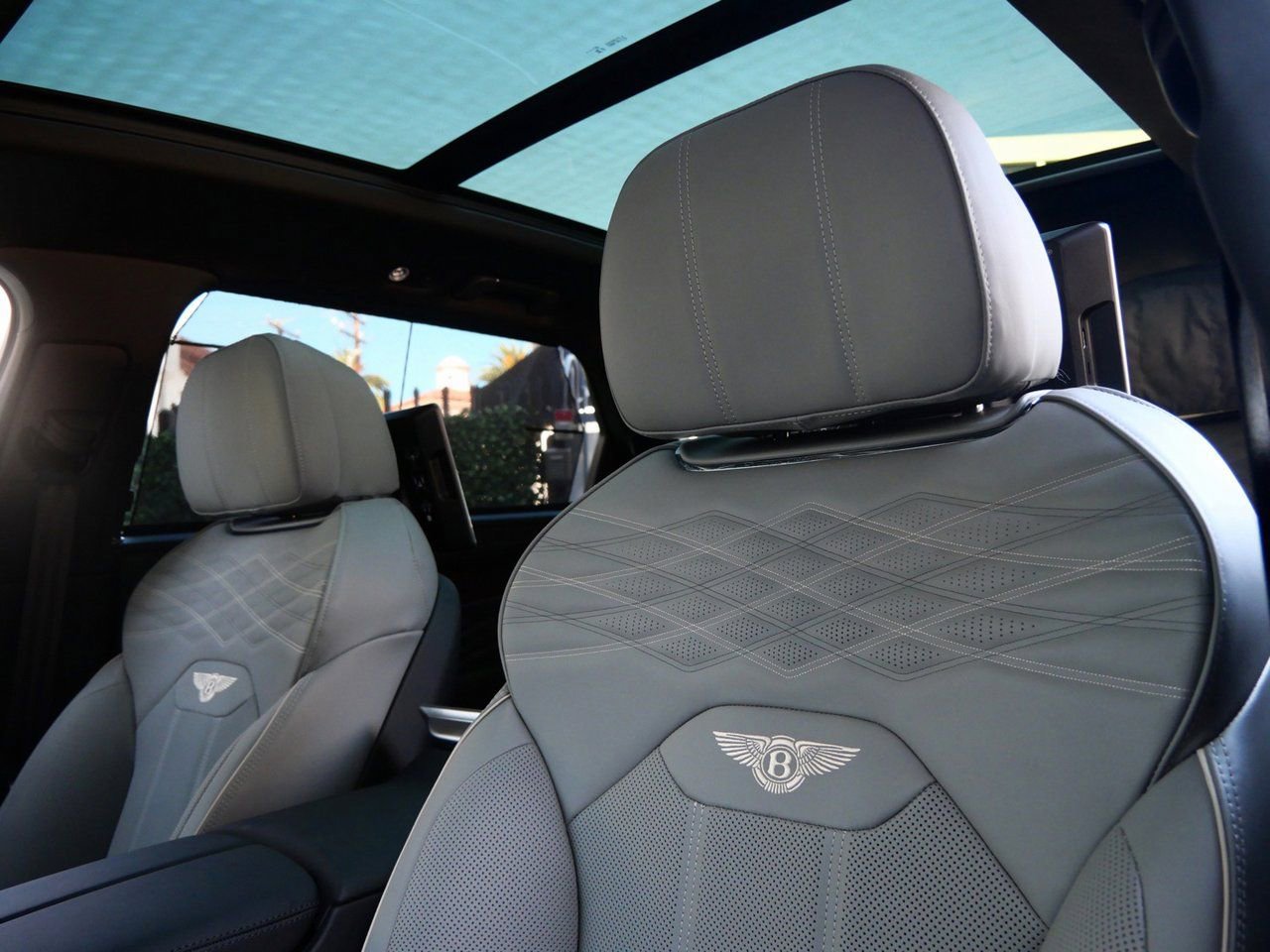Used 2025 Bentley Bentayga Extended Wheelbase AWD/4WD image 19