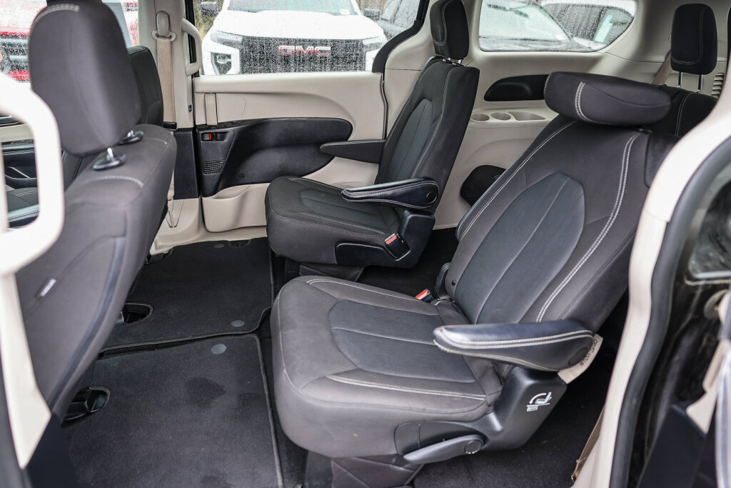 Used 2022 Chrysler Voyager LX FWD image 6