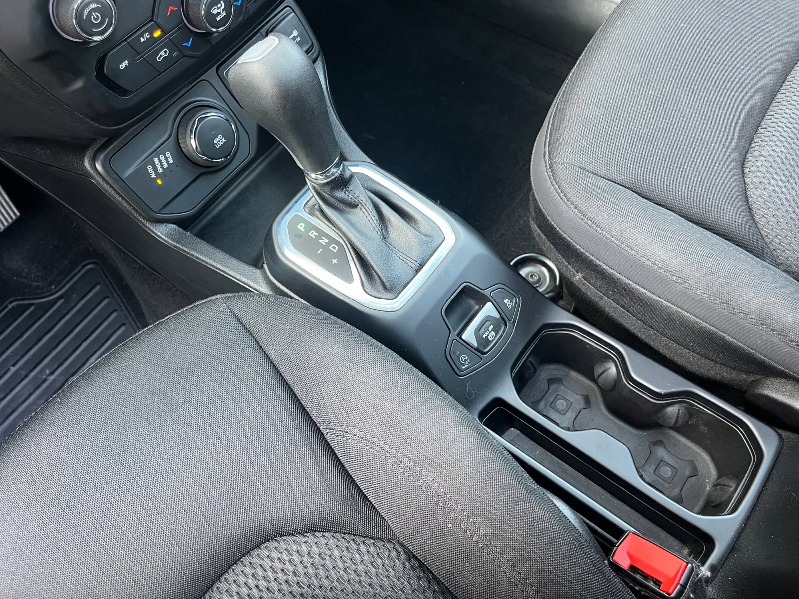 Used 2019 Jeep Renegade Altitude w/ UConnect 8.4 Nav Group AWD/4WD image 24