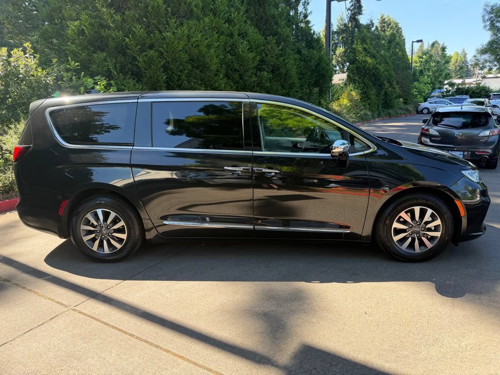 Used 2023 Chrysler Pacifica Limited FWD image 2