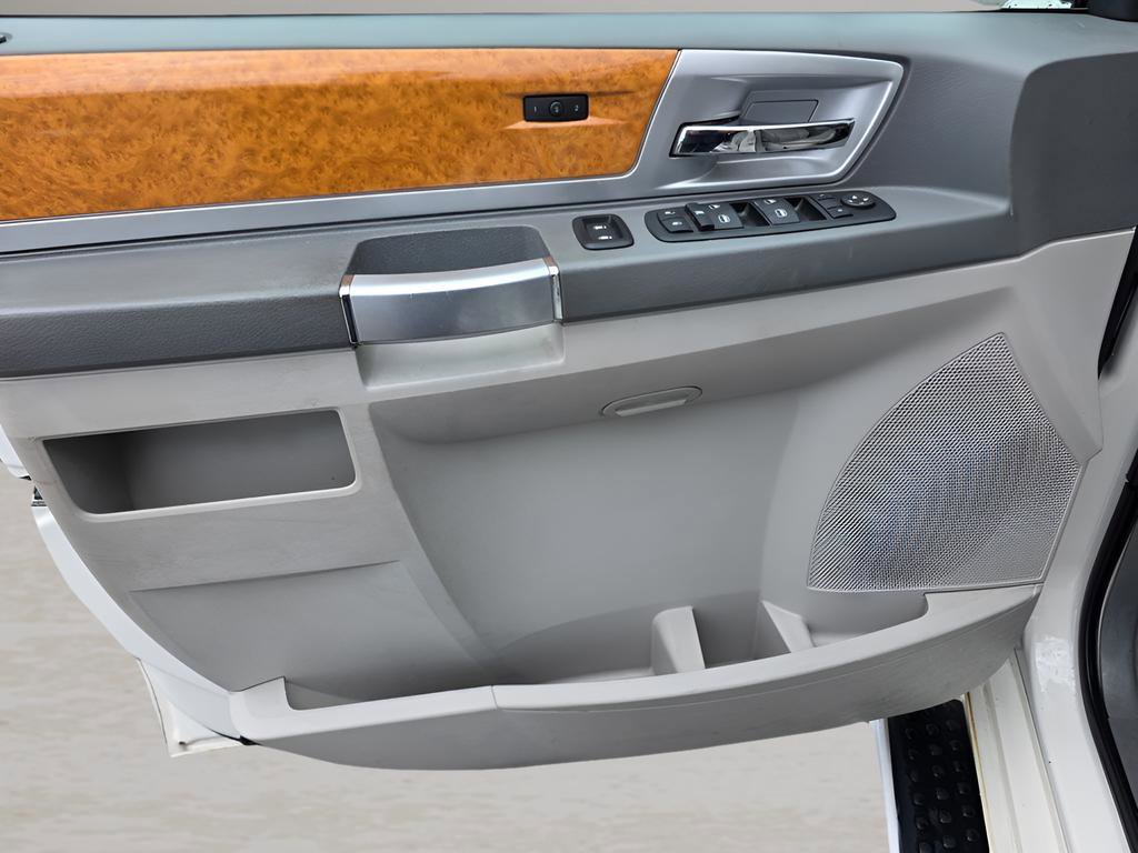 Used 2009 Chrysler Town & Country Limited w/ Entertainment Group #3 FWD image 19