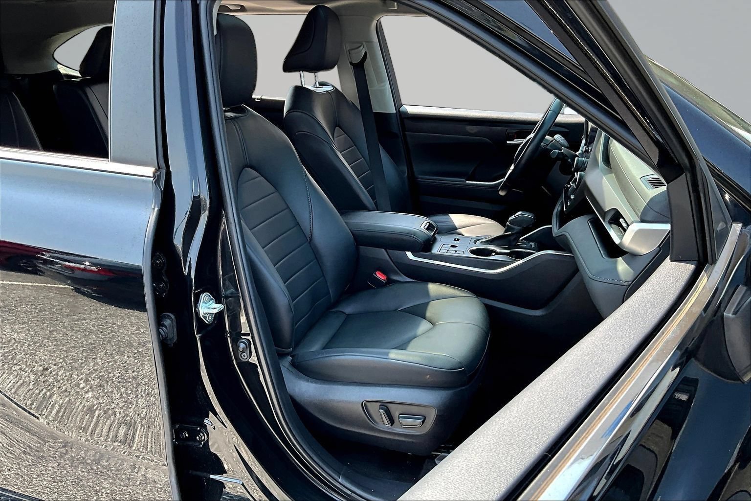 Used 2023 Toyota Highlander XLE FWD image 27