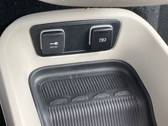 Used 2021 Chrysler Voyager Lxi image 32