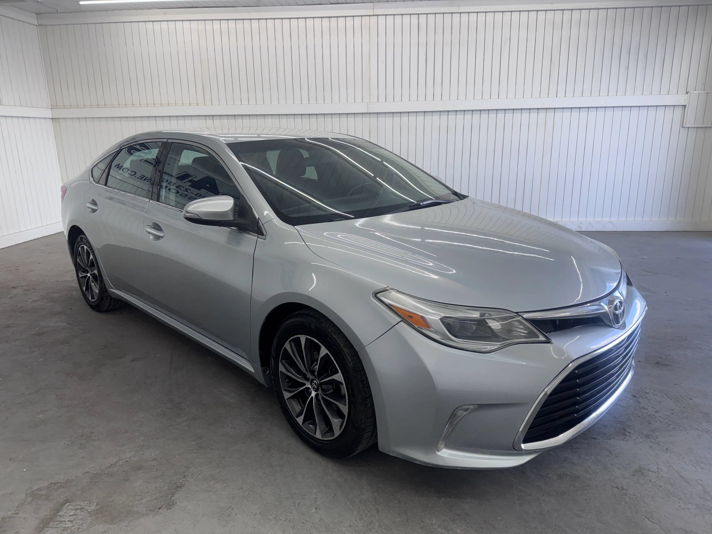 Used 2016 Toyota Avalon XLE FWD image 3