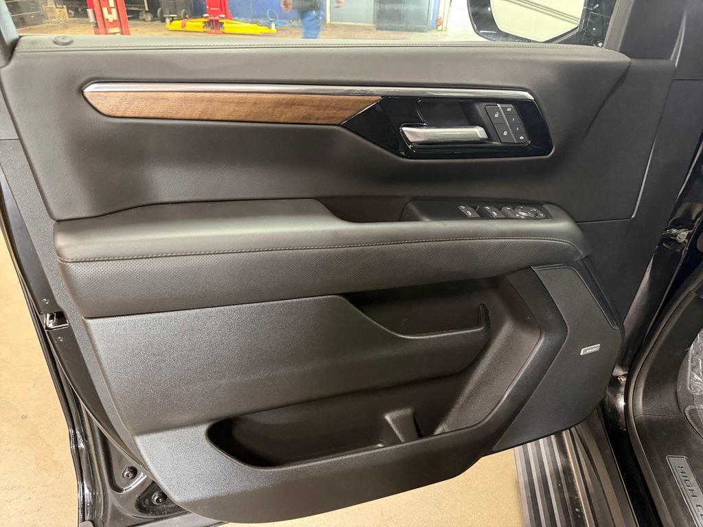Used 2025 Chevrolet Suburban High Country AWD/4WD image 37