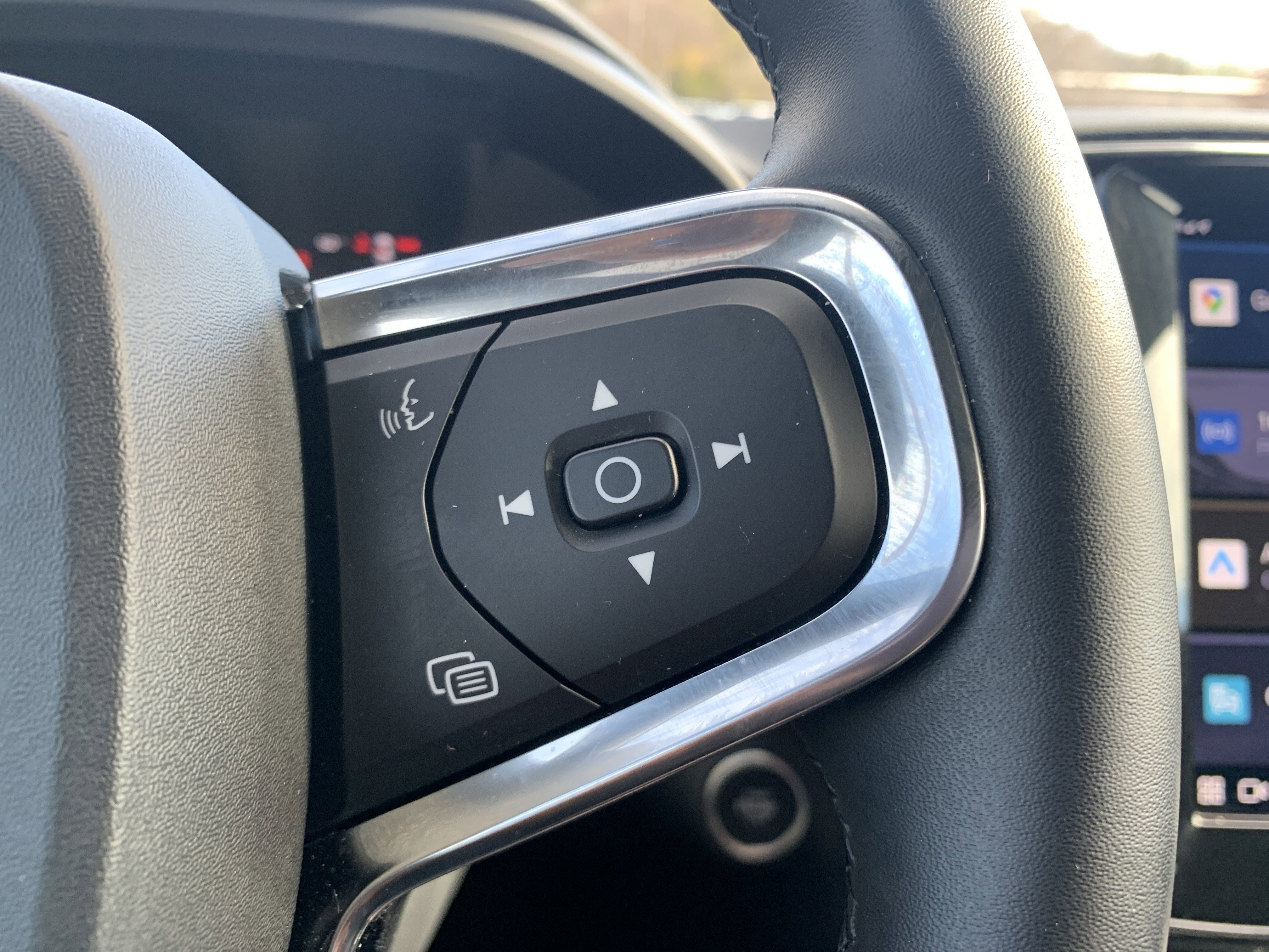 Used 2025 Volvo XC40 B5 Plus image 20