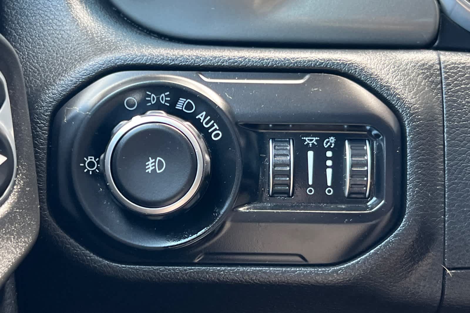 Used 2018 Jeep Wrangler Unlimited Sahara w/ Uconnect 4C Nav & Sound Group AWD/4WD image 31