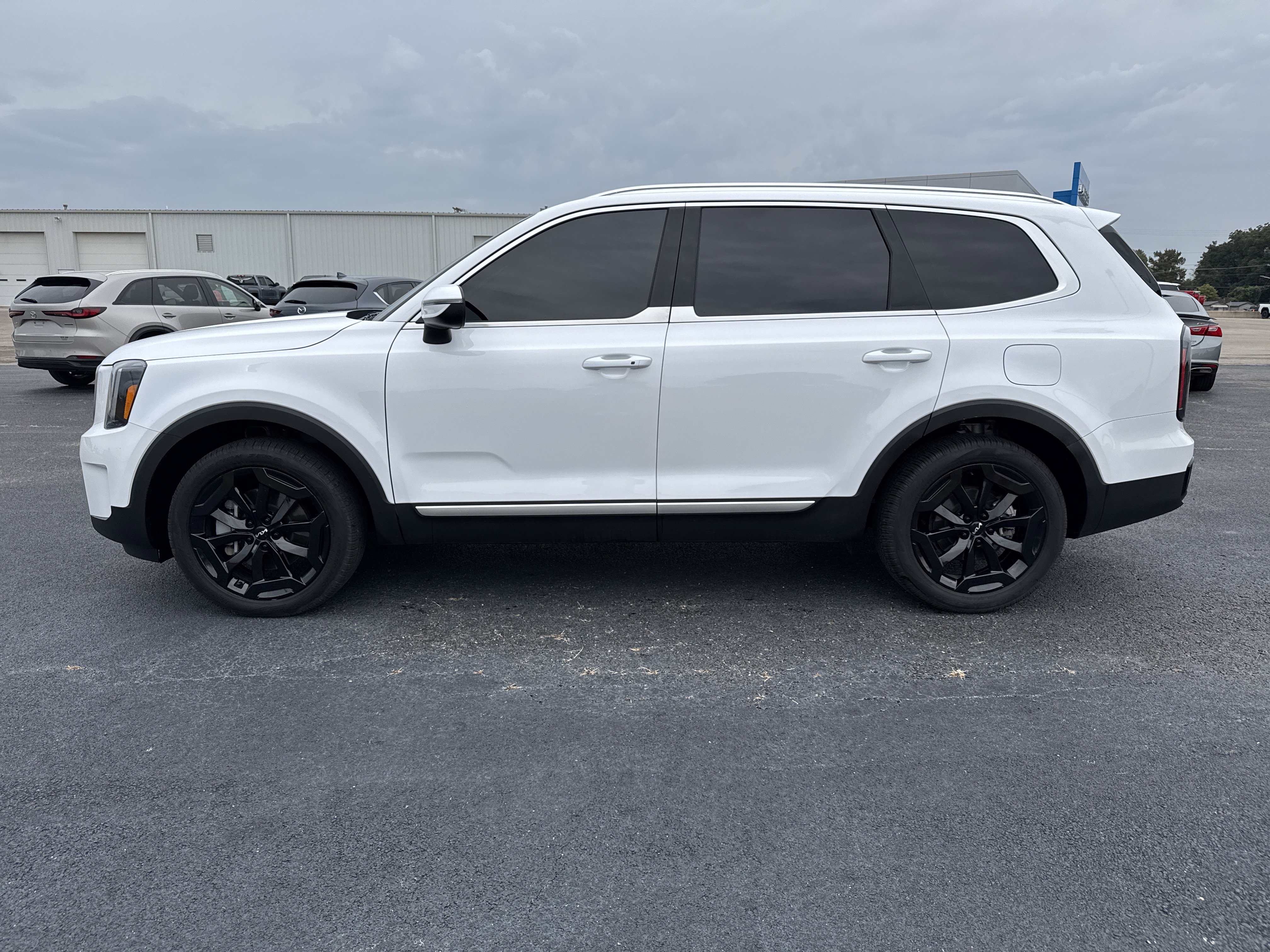 Used 2024 Kia Telluride EX w/ EX Captain's Chair Package image 2