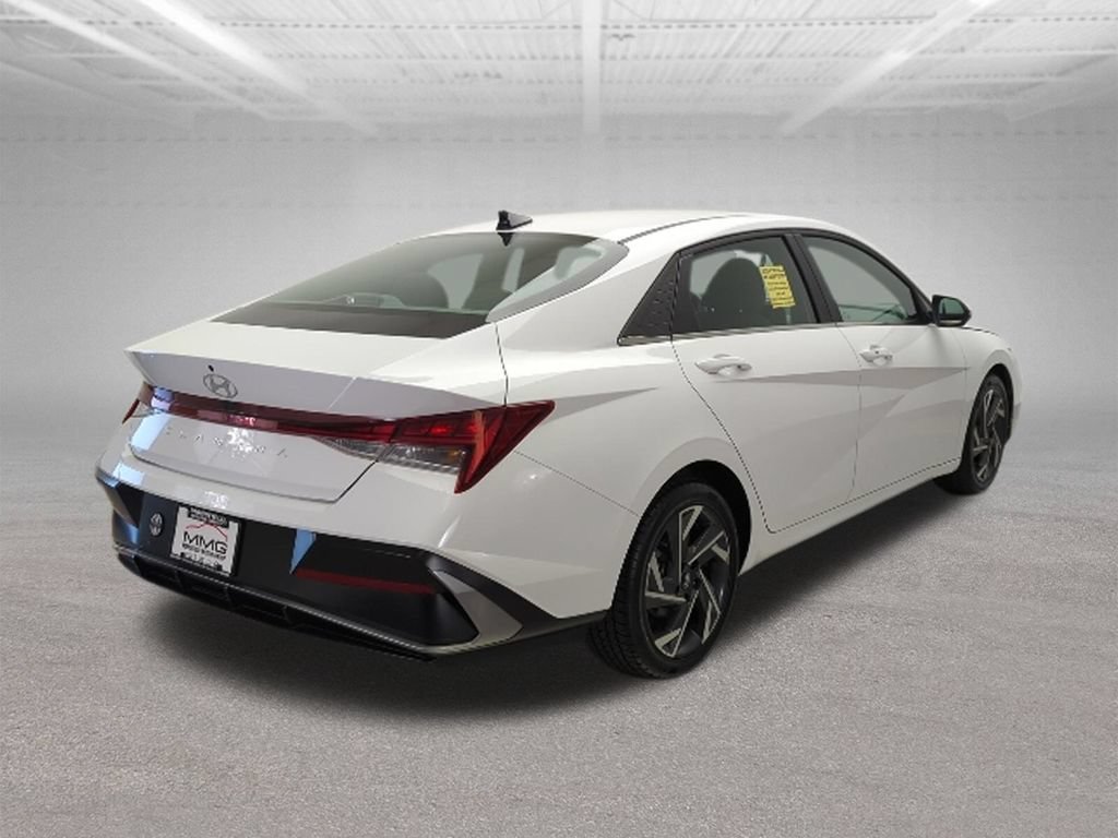 Used 2025 Hyundai Elantra SEL FWD image 8