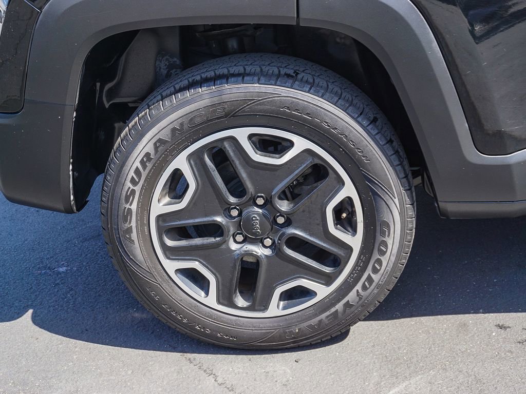 Used 2017 Jeep Renegade Trailhawk w/ Premium Trailhawk Package AWD/4WD image 8