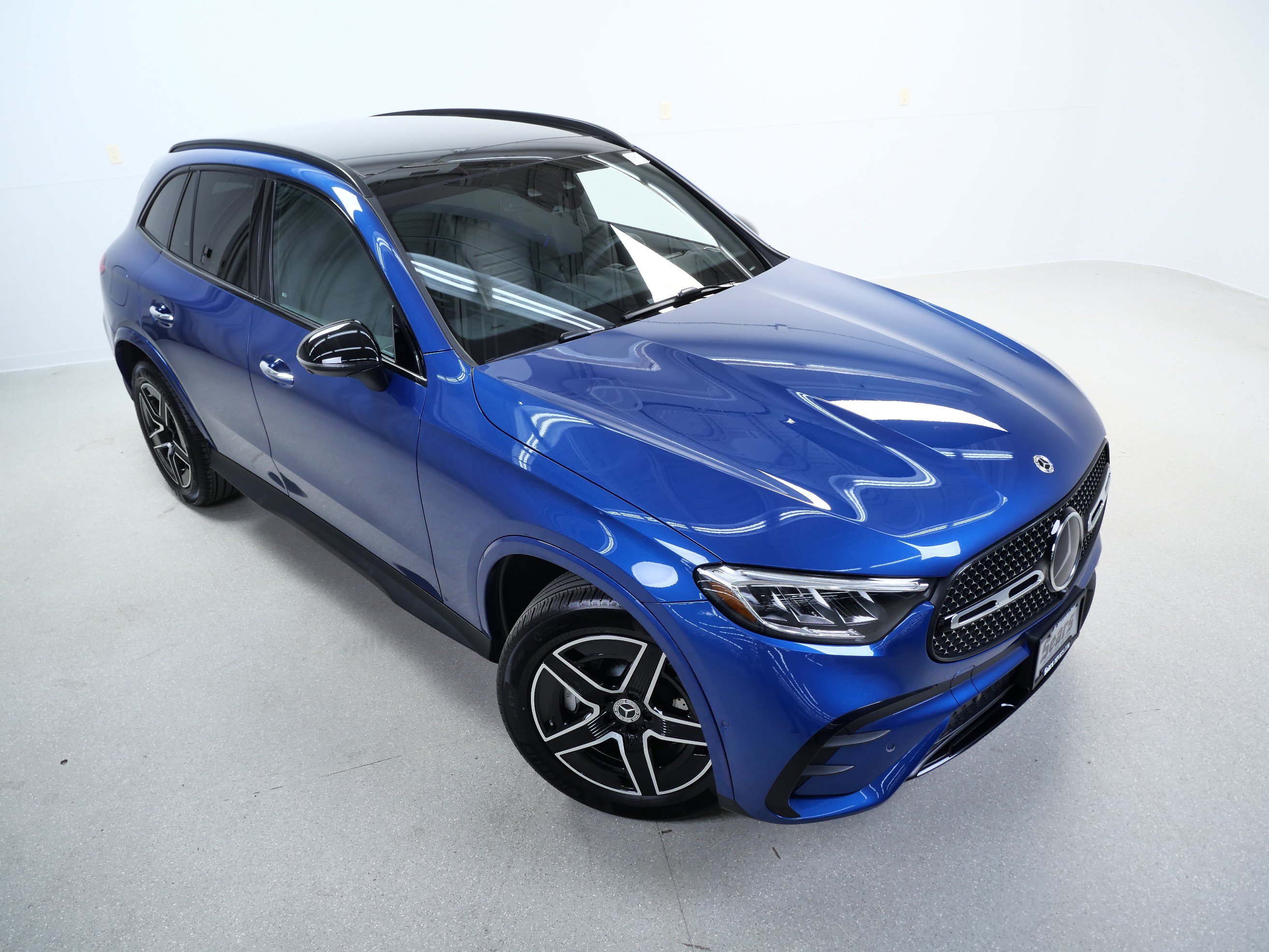 Used 2025 Mercedes-Benz GLC 300 4MATIC image 4