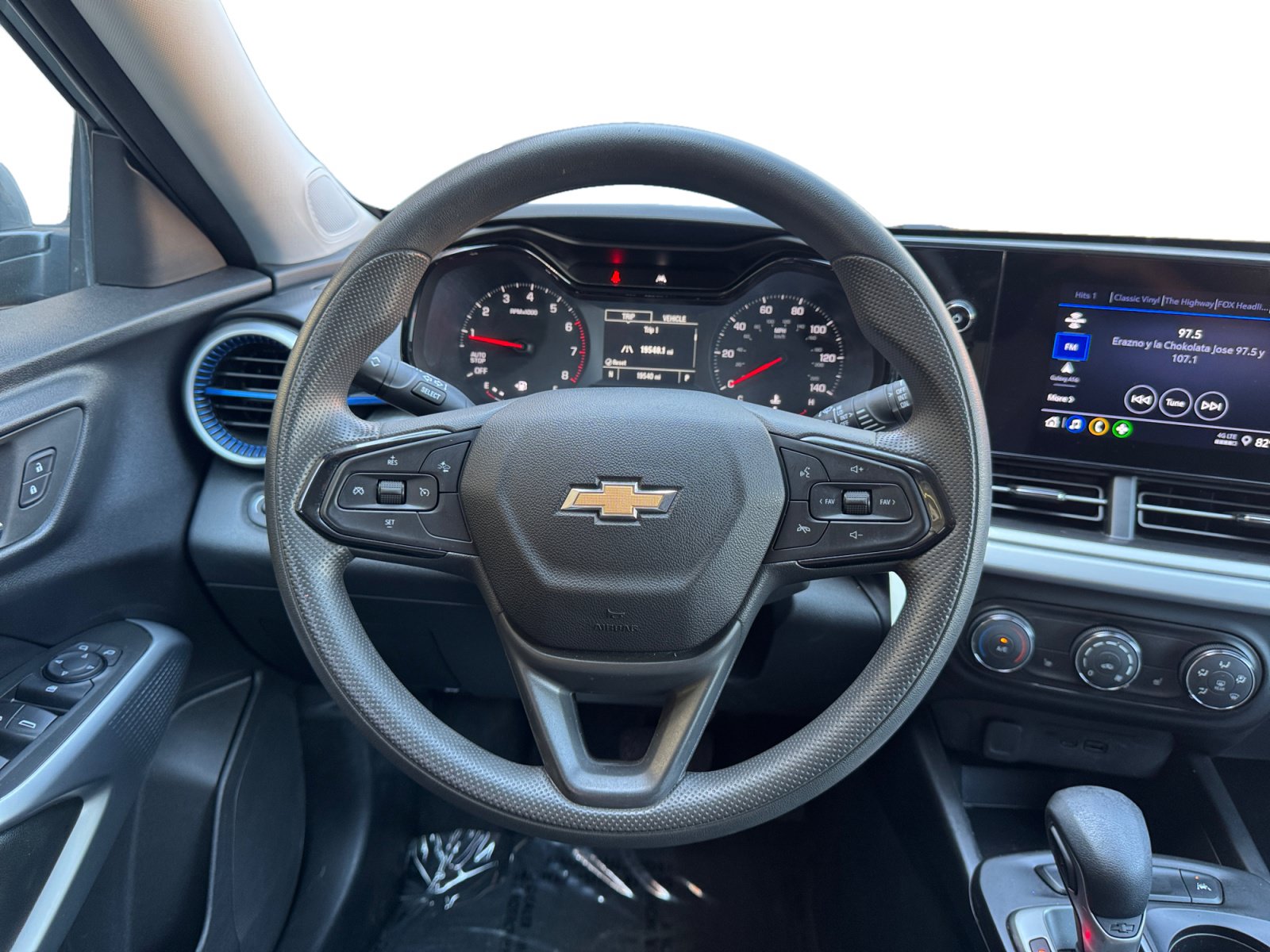 Used 2025 Chevrolet Trax LS w/ LS Convenience Package FWD image 12