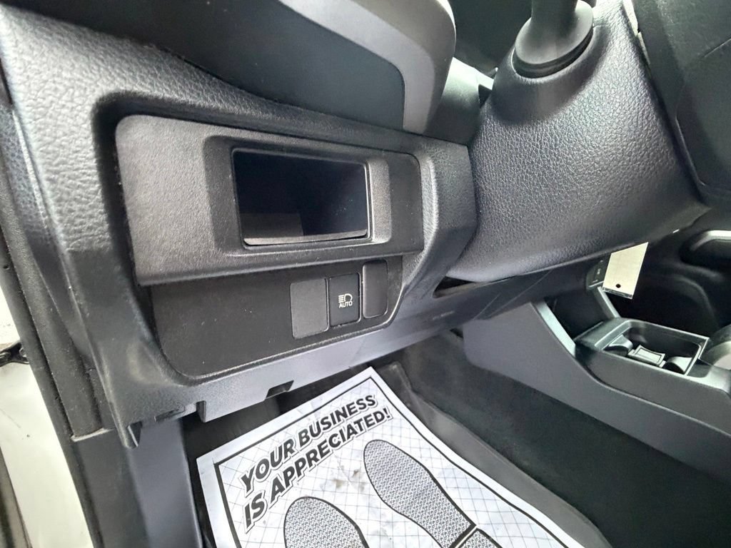 Used 2018 Toyota Tacoma SR5 AWD/4WD image 17
