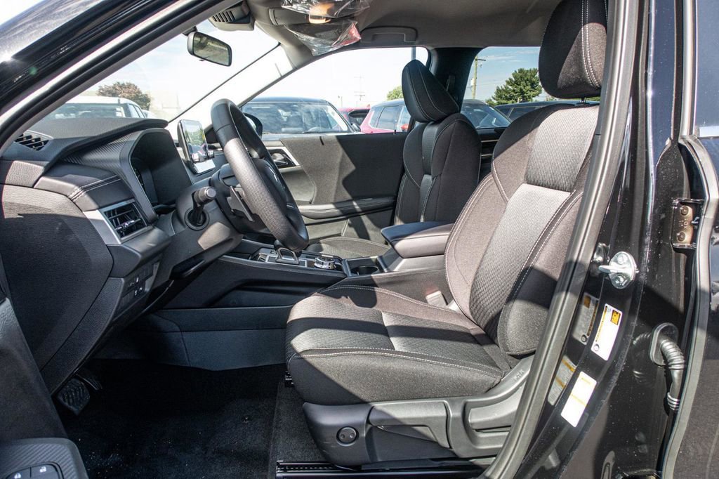 New 2024 Mitsubishi Outlander ES image 26