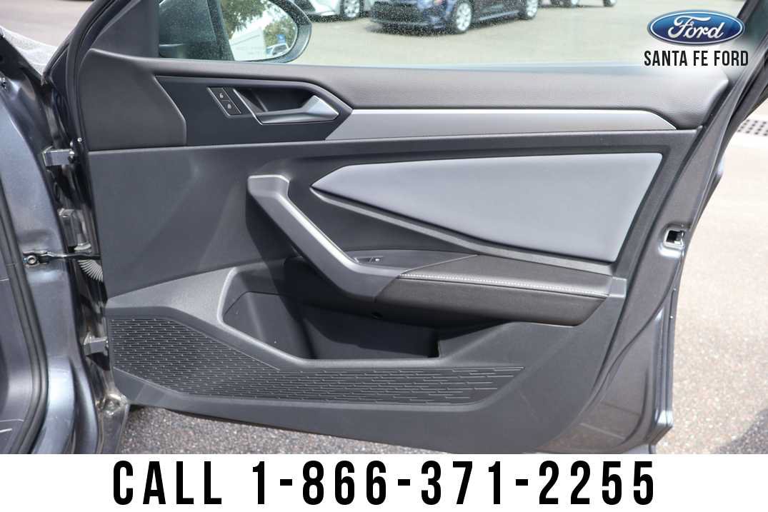Used 2025 Volkswagen Jetta SE FWD image 21