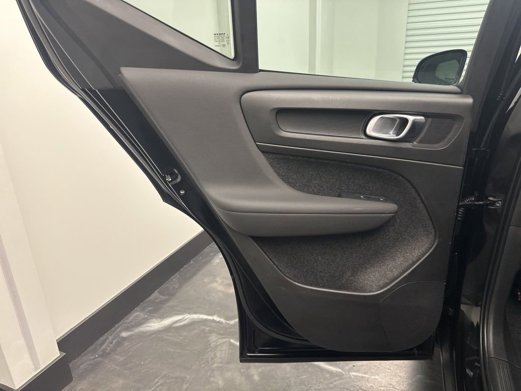 Used 2023 Volvo XC40 B5 Core image 14