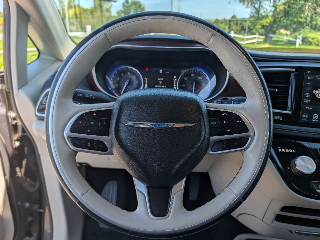 Used 2020 Chrysler Pacifica Limited FWD image 24