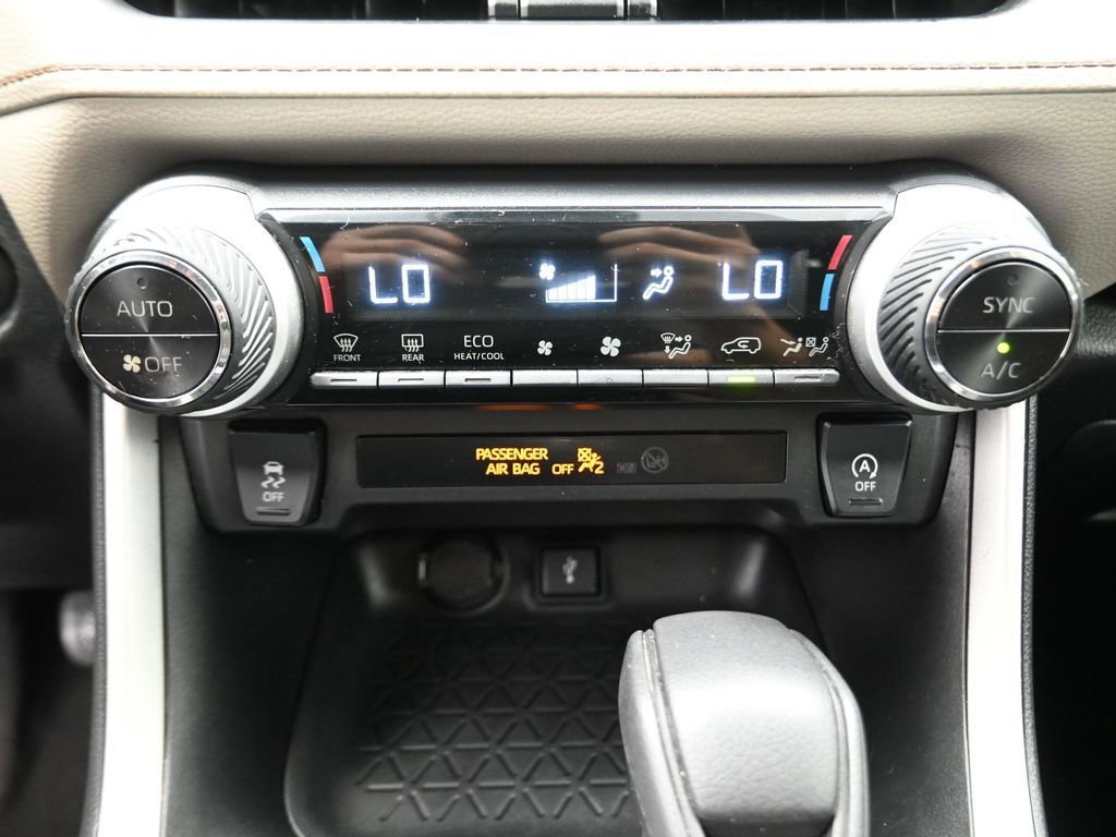 Used 2021 Toyota RAV4 XLE w/ Convenience Package FWD image 9