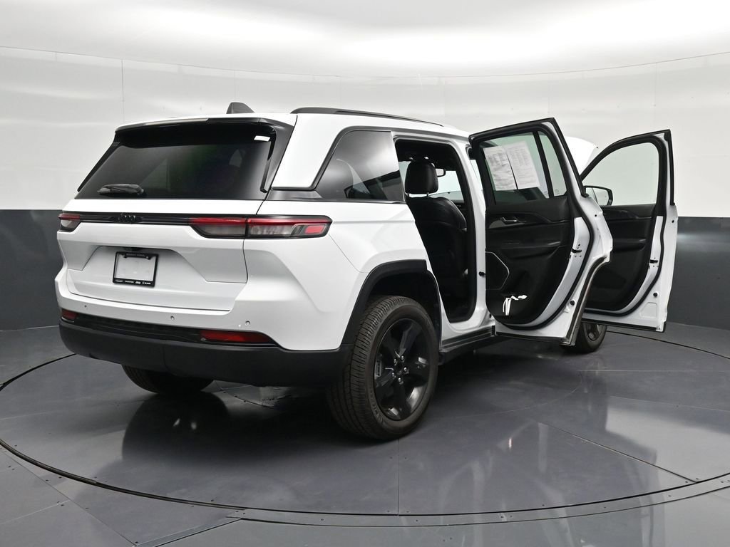 Used 2022 Jeep Grand Cherokee Altitude RWD image 49