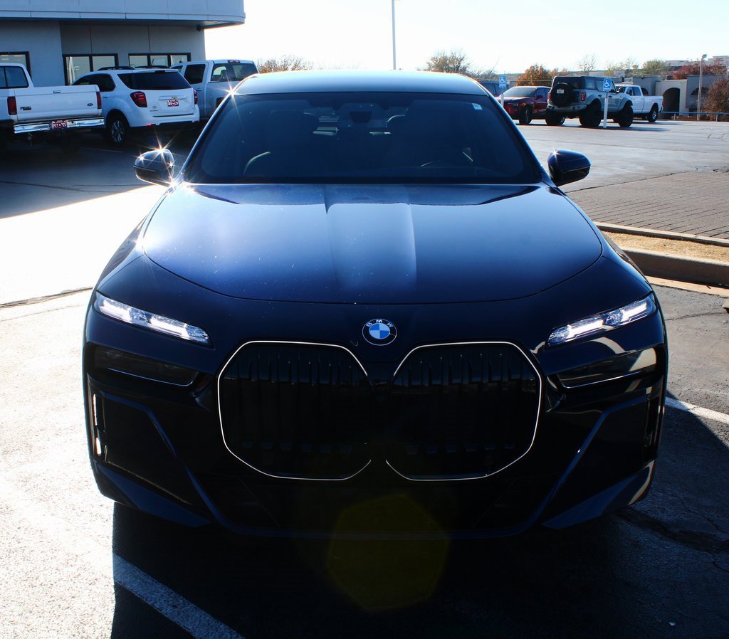 Used 2025 BMW 760i xDrive w/ Executive Package image 7