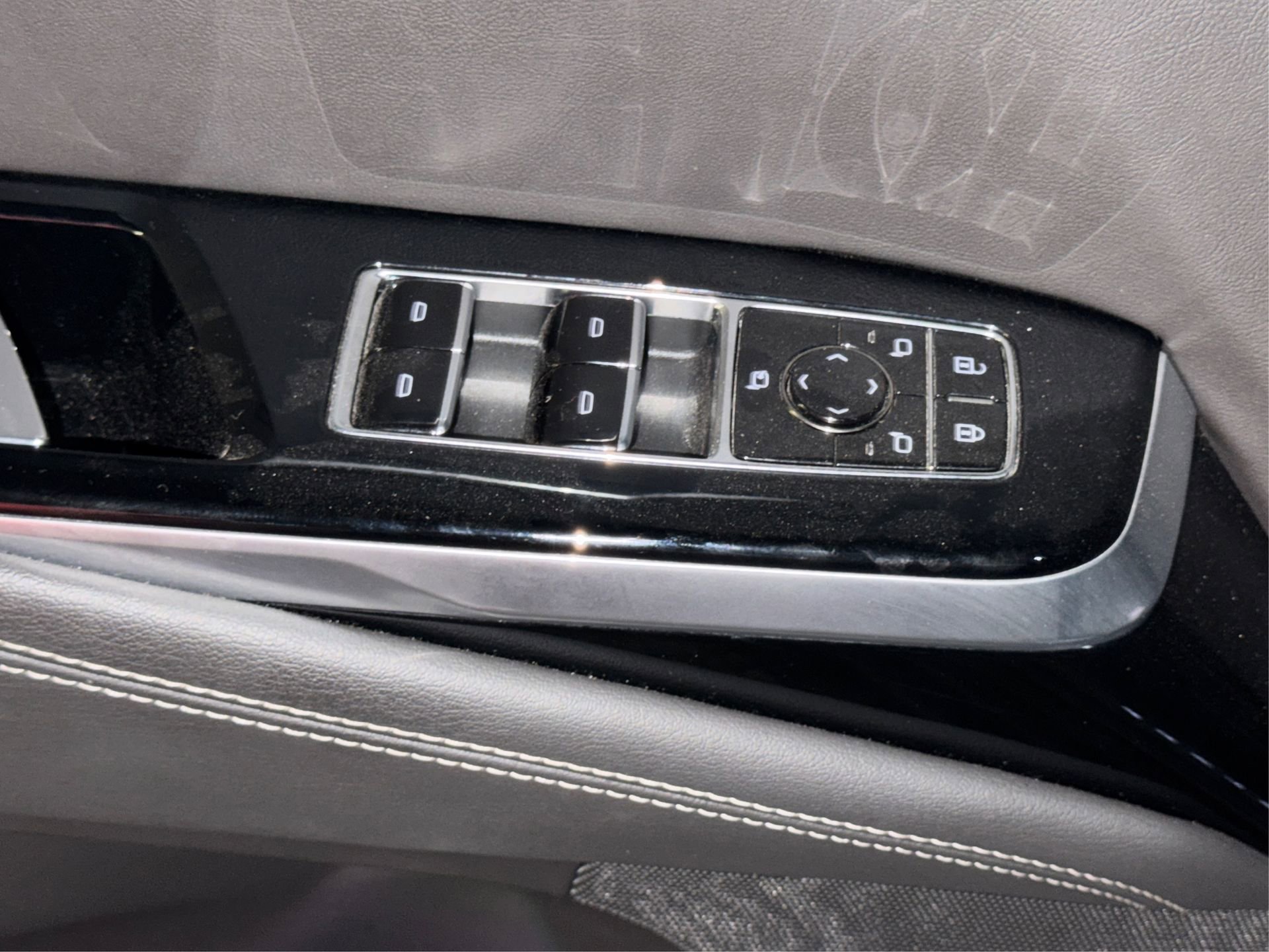 Used 2025 Cadillac Escalade Premium Luxury image 35