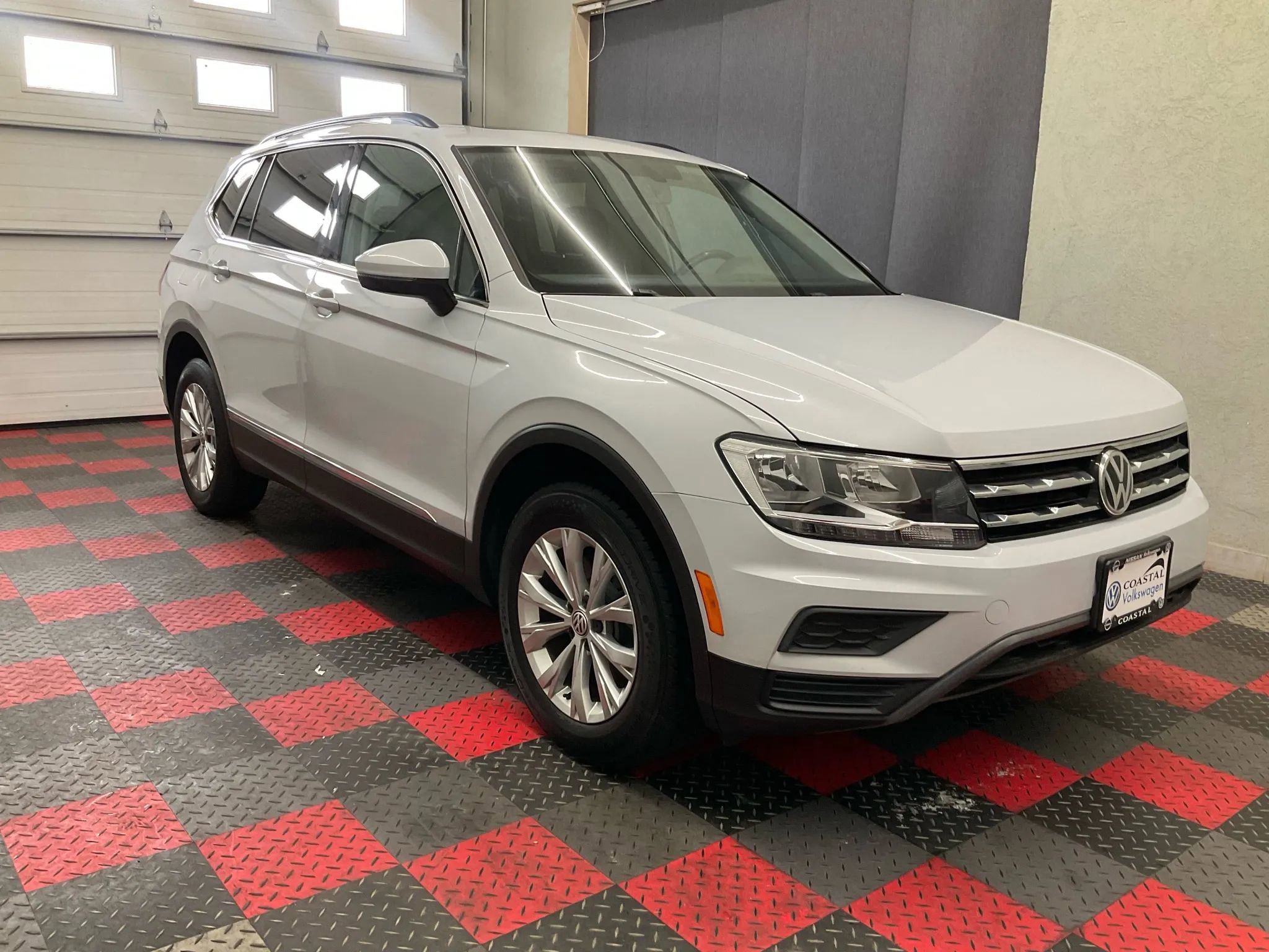 Used 2018 Volkswagen Tiguan SE w/ Panoramic Sunroof Package image 3