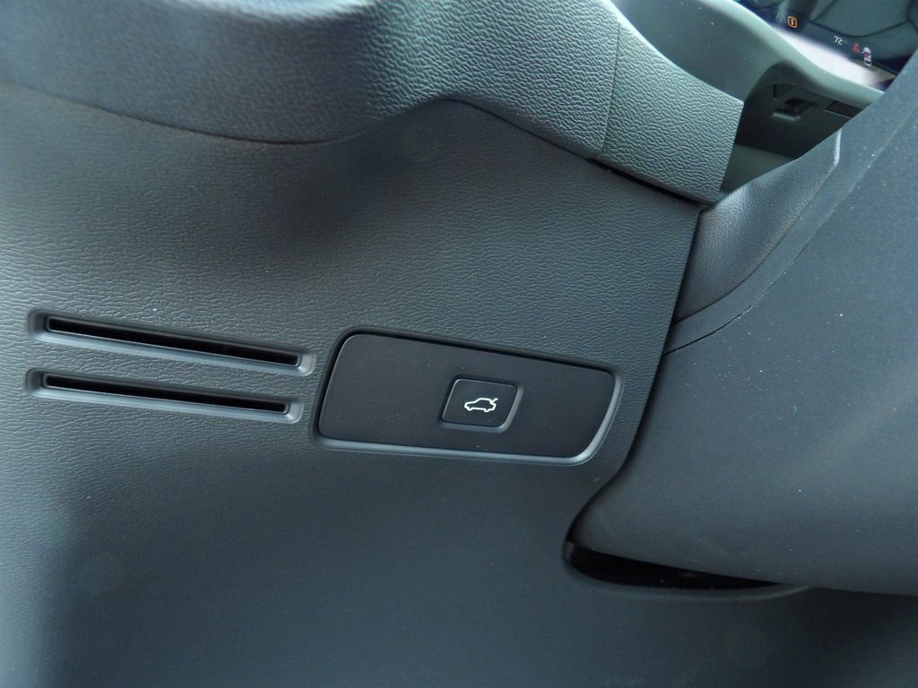 New 2025 Volvo XC40 B5 Plus w/ Climate Package image 18