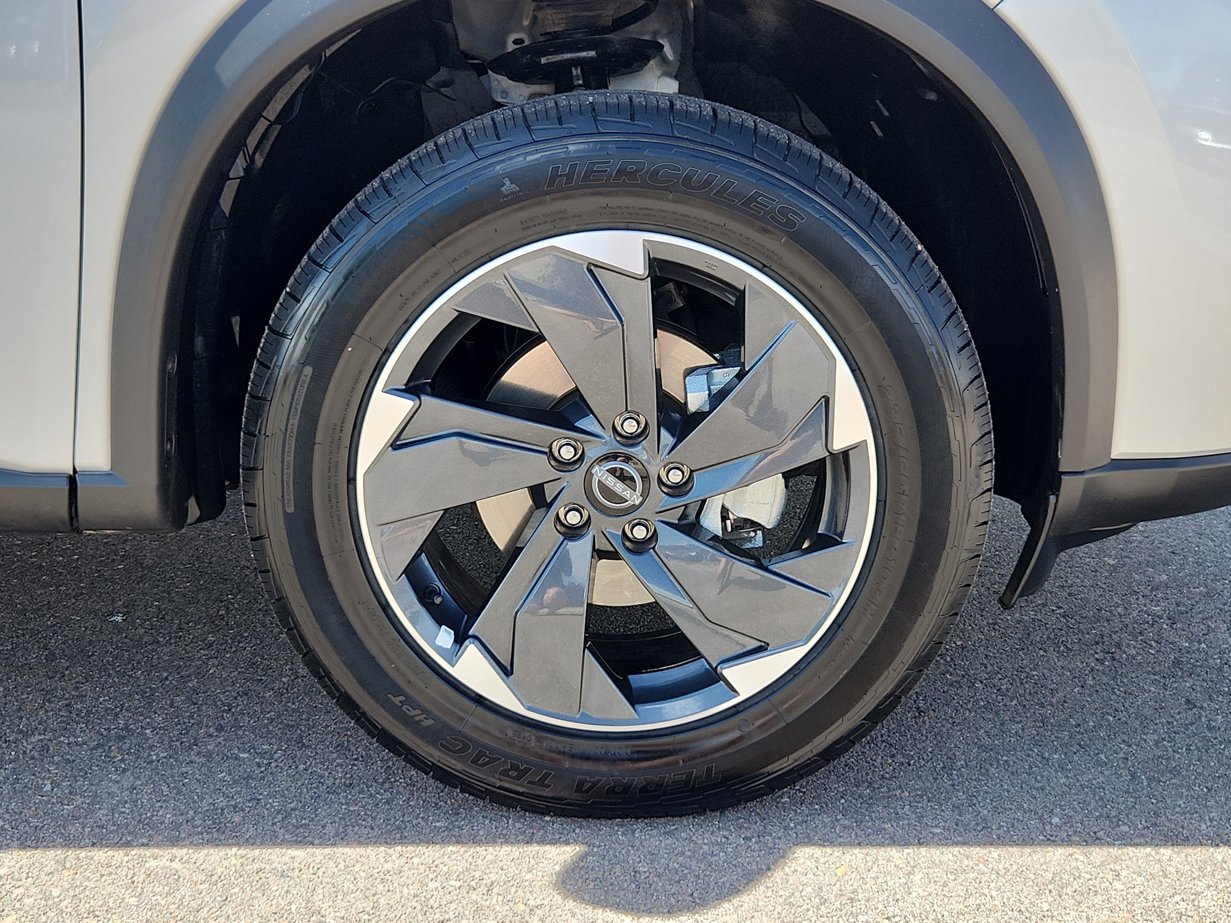 Used 2025 Nissan Rogue SV AWD/4WD image 15