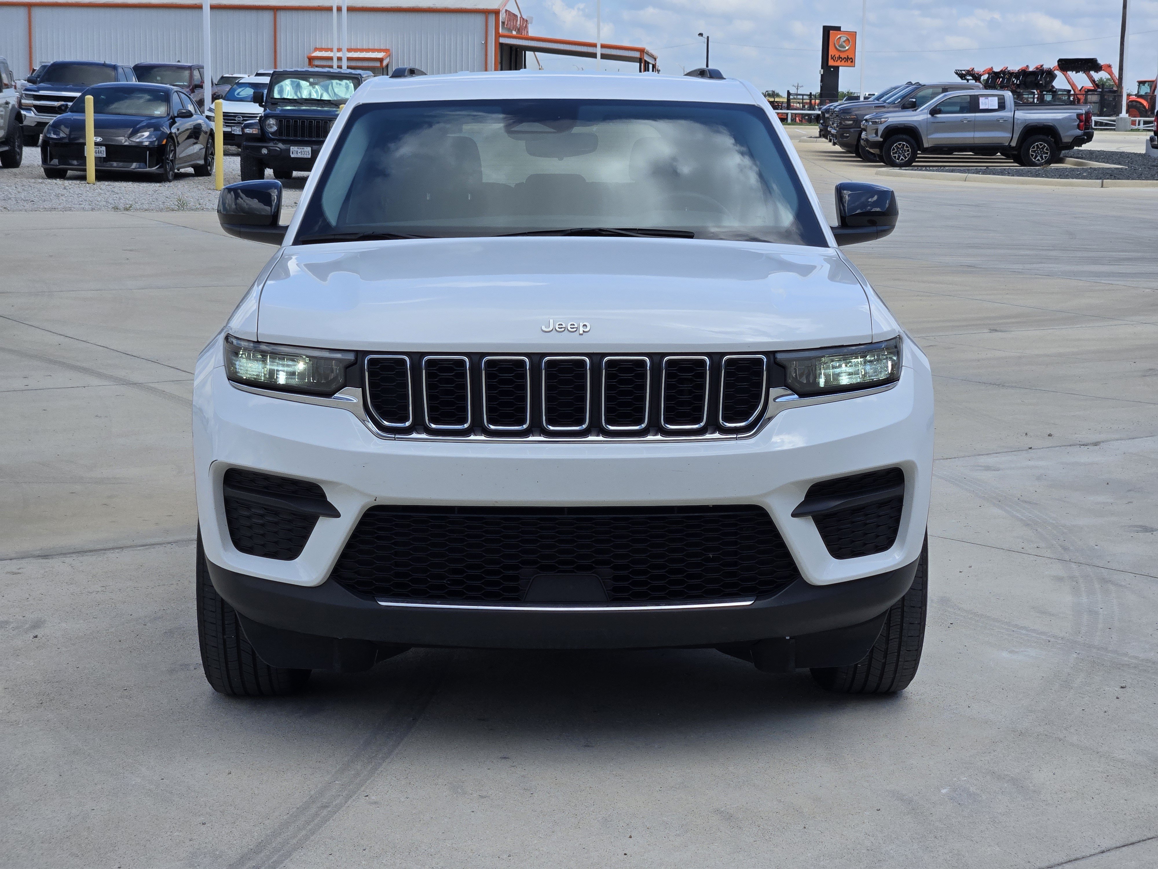 Used 2023 Jeep Grand Cherokee Laredo w/ Luxury Tech Group I AWD/4WD image 3