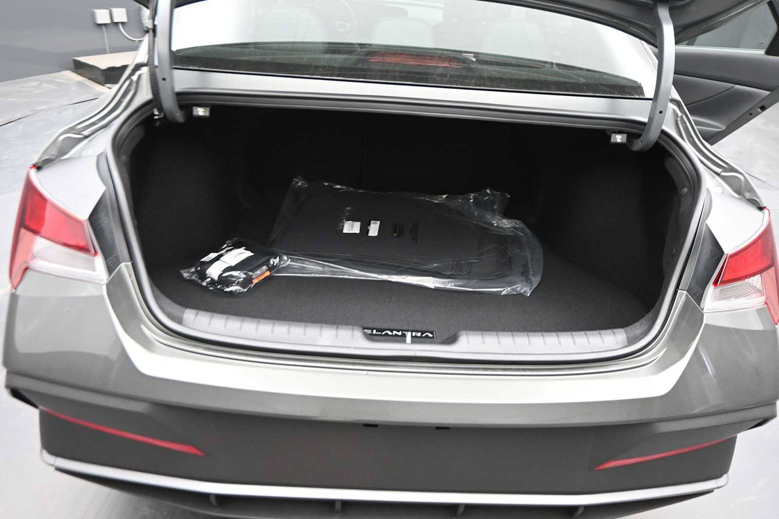 New 2026 Hyundai Elantra SEL Sport FWD image 15