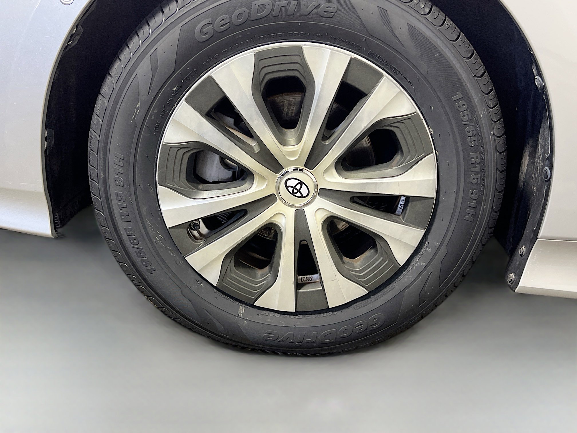 Used 2020 Toyota Prius LE image 14