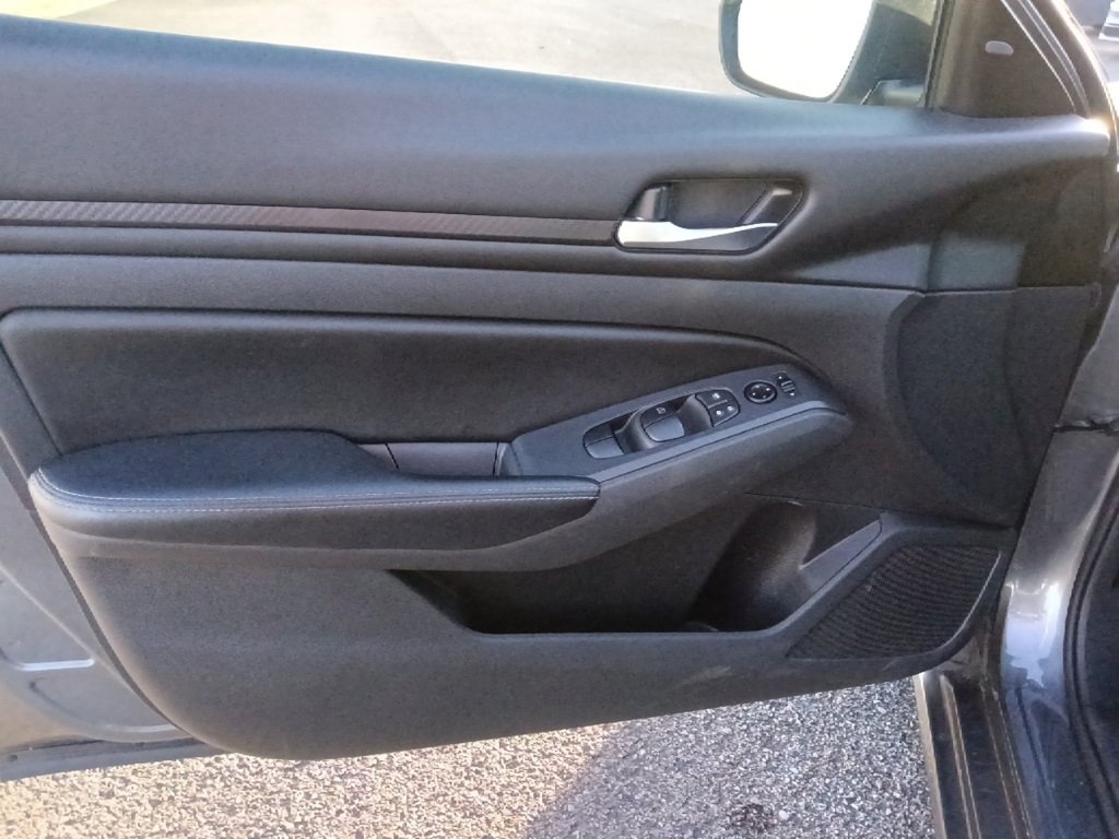 Used 2024 Nissan Altima 2.5 SV image 11