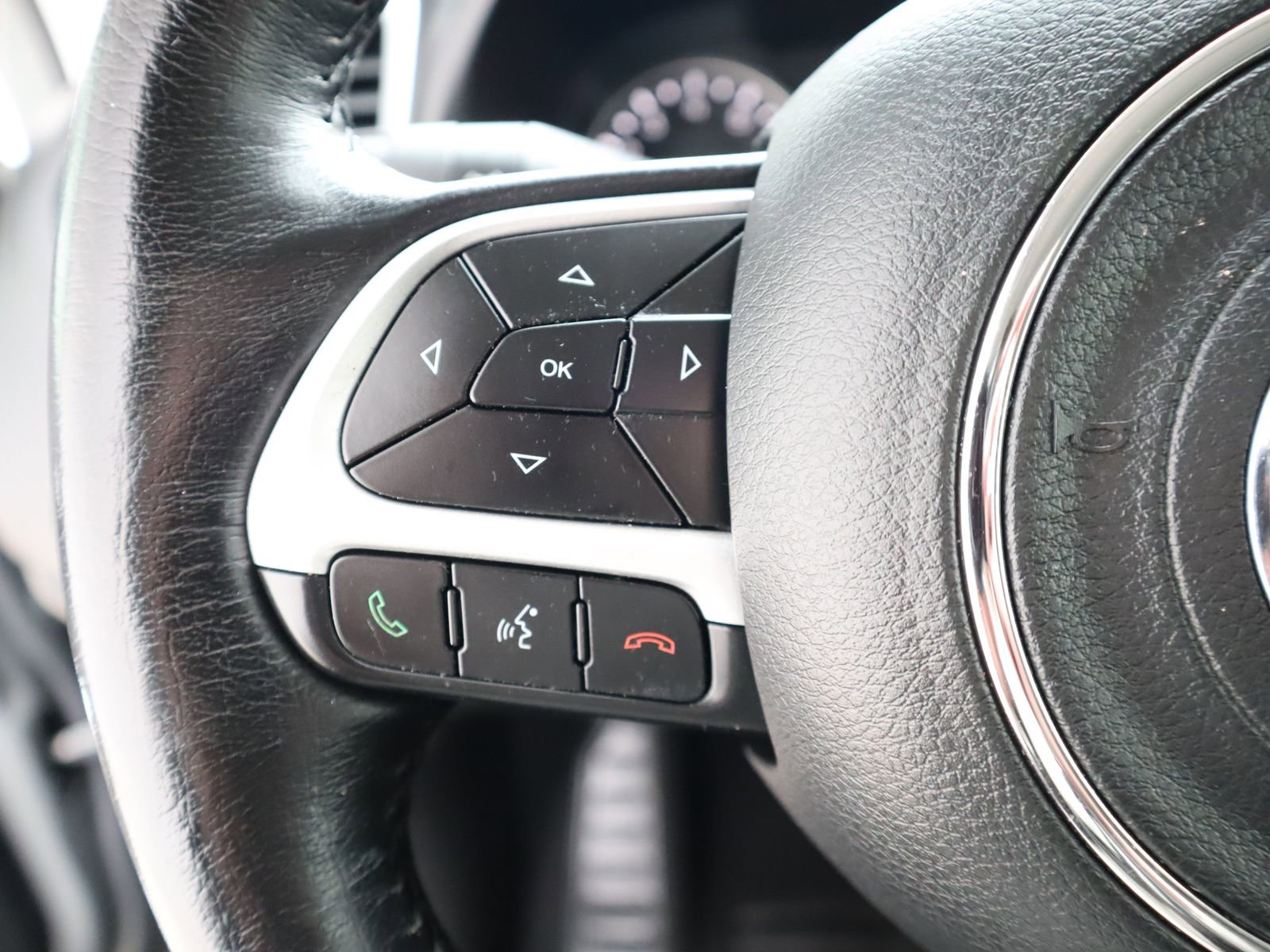 Used 2020 Jeep Renegade Latitude w/ Cold Weather Group image 34